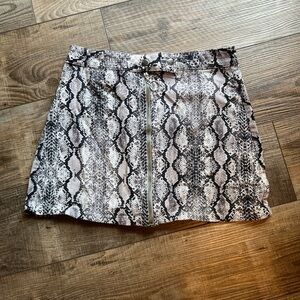Snake print zip up mini skirt w/ zipper on front, made from stretchy mat…